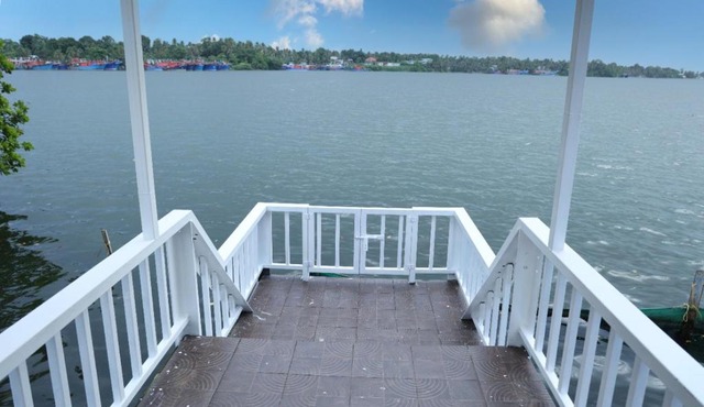 QUILON LAKE INN