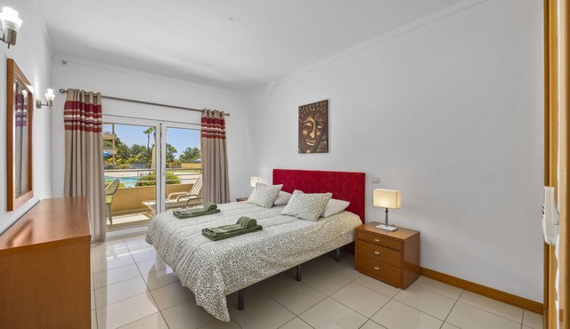 Quinta da Barracuda Luminous Beach Apartment with Pool View