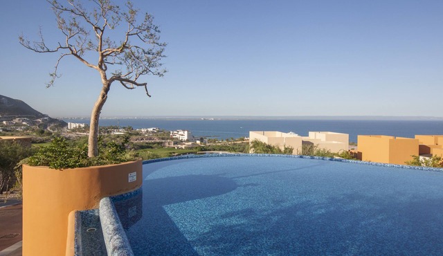 Quinta with golf course and ocean panoramic views