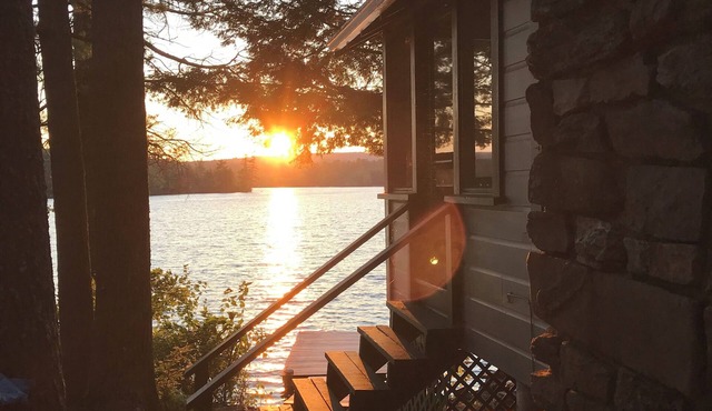Quintessential 2-bedroom cabin steps from Maranacook Lake in charming Readfield