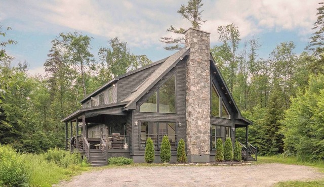 Quintessential 6-BR Berkshires Lodge
