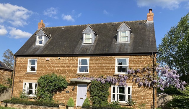 Quintessential English village House 4 miles from Silverstone circuit, sleeps 8.