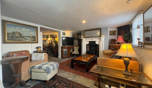 Quirky Hidden Gem, Garden Flat by Town Centre Park