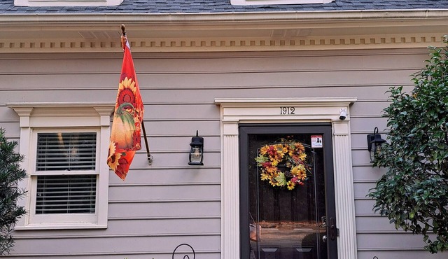 Quite, comfortable end unit townhome in the heart of Raleigh.n