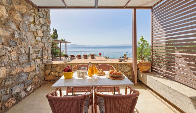 R 3036 Villa Everett with Private Balcony, Sea view & Soundproof Windows.