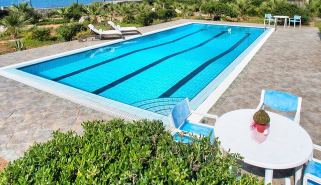 R 809 Luxury Beachfront Villa with 95 sq.m Private Swimming Pool Daily Maid Service