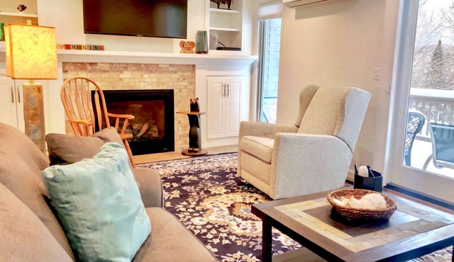 R21 Completely renovated Bretton Woods condo, AC, unbeatable Ski-in Ski-out location! Fast wifi!