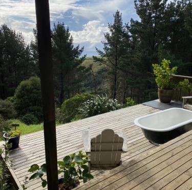 Raglan LoveNest -Romantic escape with outdoor bath