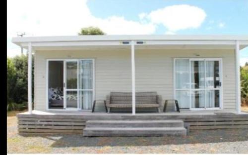 Raglan park rest and stay cabins - Private studio