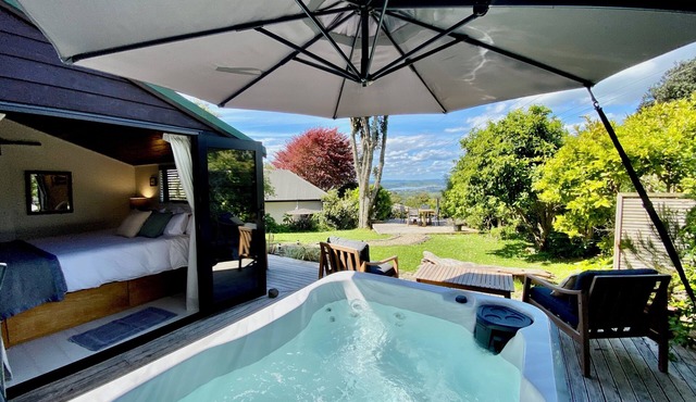 Raglan View Cottage with Spa Pool