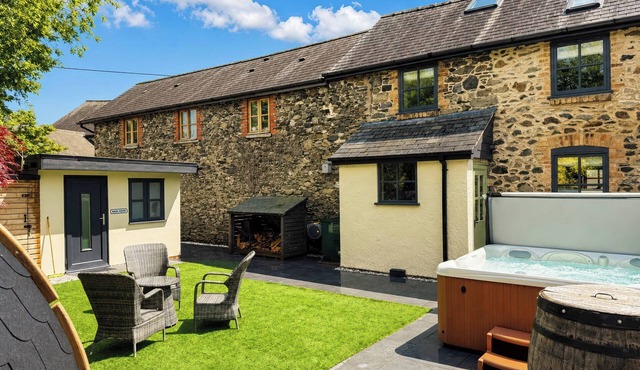RAILWAY COTTAGE, pet friendly, luxury holiday cottage in Penybontfawr