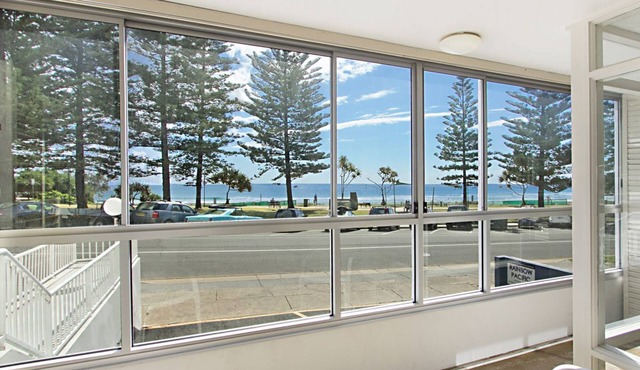 Rainbow Pacific Unit 2- Beachfront unit right on Rainbow Bay Beach in Coolangatta