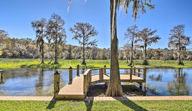 Rainbow River Oasis w/Kayaks + Furnished Sunroom!