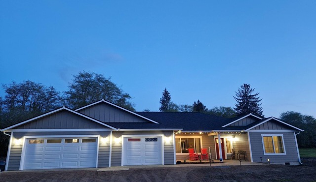 Rainforest Getaway - Hot tub, bar, game room, creek in Forks.relax in style!