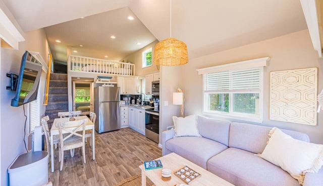 Rainforest Tiny Home Retreat: Coastal