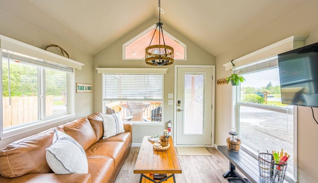 Rainforest Tiny Home Retreat: Rustic