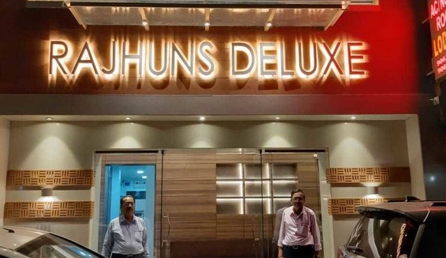 Rajhuns Deluxe Lodging