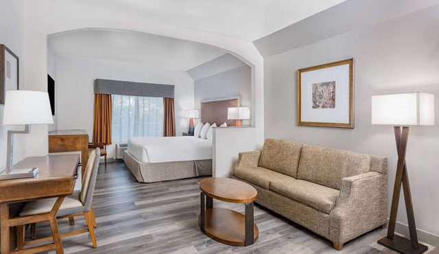 Ramada by Wyndham Bakersfield North