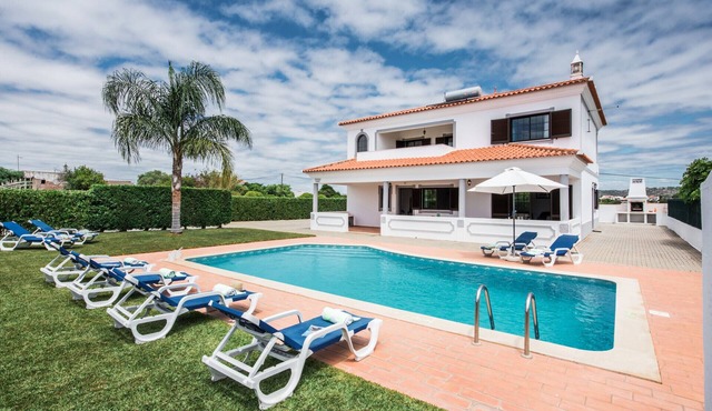 Ramos - Comfortable villa in Olhos de Agua with private pool and big garden
