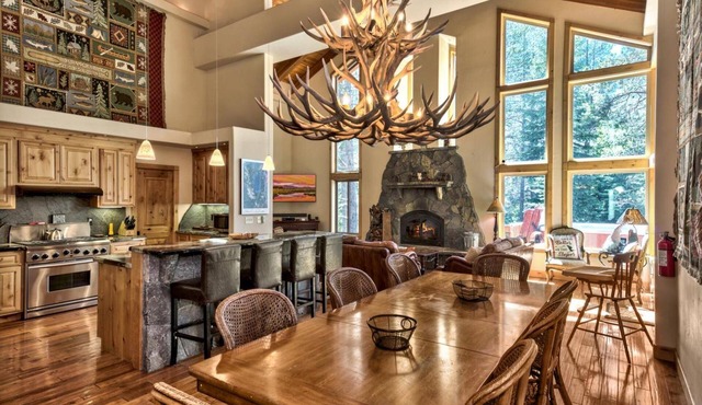 Ramshorn Basecamp: Golf Course, Hot Tub, Bunk Beds, Beautiful Views, Arcade