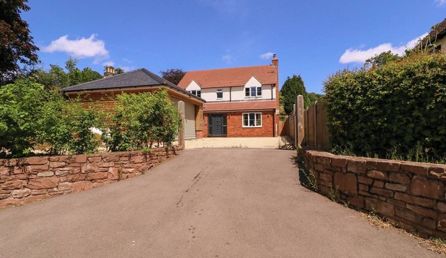 RANBIR HOUSE, pet friendly, with hot tub in Longhope