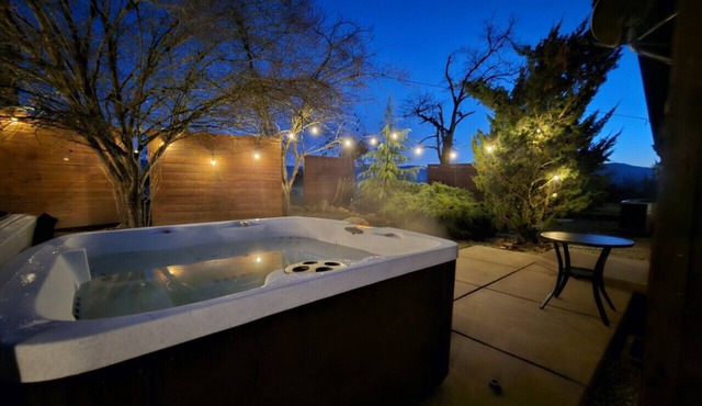 Ranch Cabin w/Hot Tub near Medford, OR