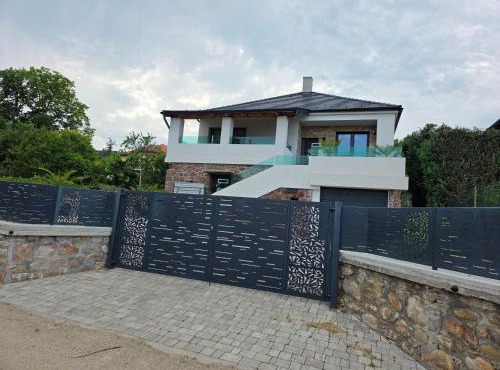 Random Villa