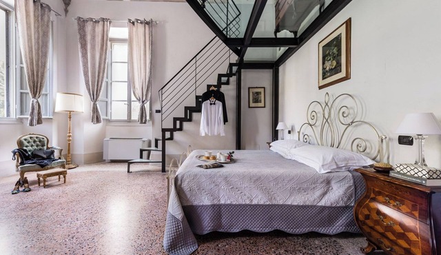 Raphael Brigth Apartment in Historical Villa in Lucca