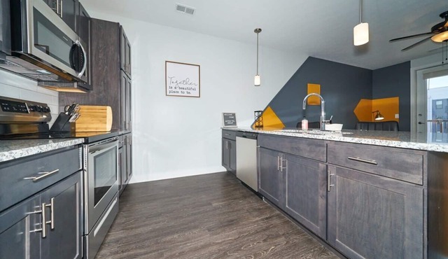 Rare 1BDR Apt with Pool Gym Parking