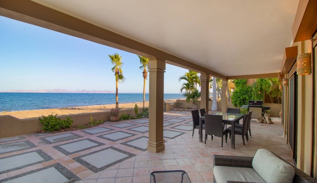 Rare Beachfront Steps to Sand/Paddleboards and Bikes