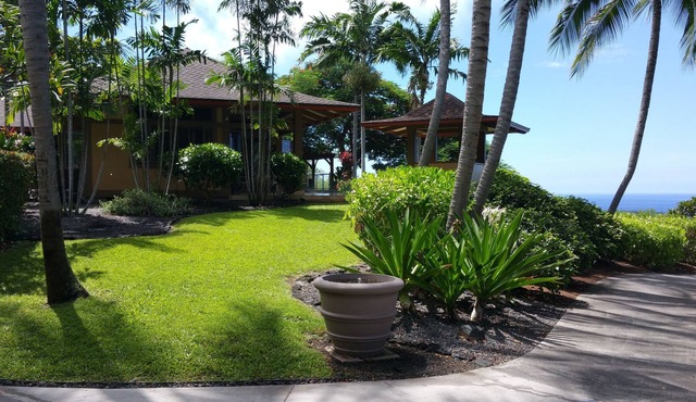 Rare Beauty and Luxury at Kealakekua Bay