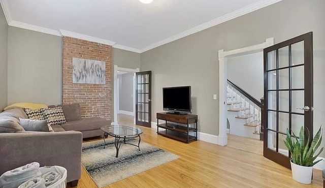 Rare, Brick 6-bedroom Row house within minutes of Marvelous Springfield's