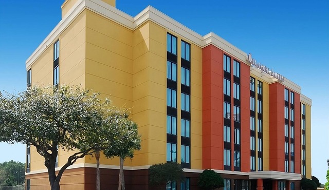 Rare Gem! 1 Amazing Unit, Pool, Breakfast, Parking, Close to Attractions.
