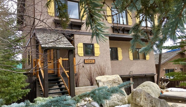 Rare main floor suite, with full kitchen and balcony mountain views.