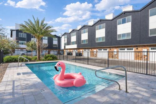 Rare Side-by-Side Dual Townhome Retreat 6BR- King Beds, Pool, Free Parking, Near Old Town and Airport