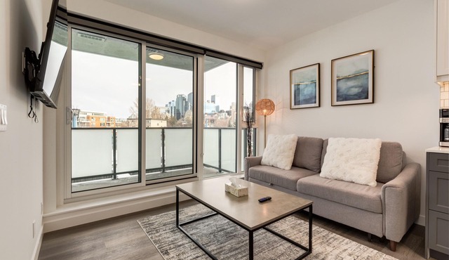 *Rare* Splendid City View Condo- Trendy Kensington