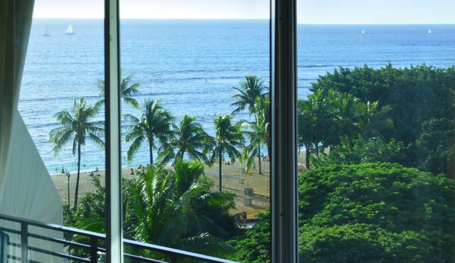 Rare Unobstructed Diamond Head-Ocean Views, Best location, Pool, 1 minute to Beach