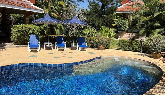 RARE ! villa, 3 bed-3 bath, pool-jacuzzi, tropical garden, property 1,600 m2,