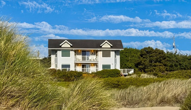 Rascals Oceanfront Retreat *Private Beach Trail