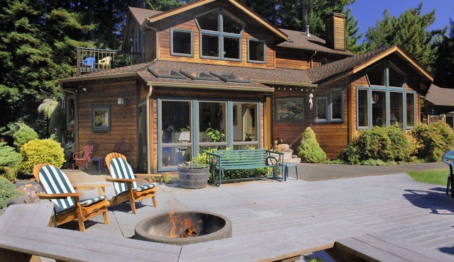 Raven Ridge Retreat - Redwoods, Hot Tub & Firepit!