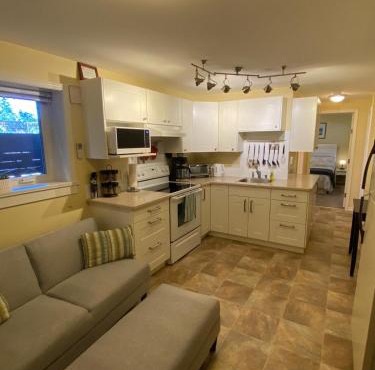 Ravens Nest Cozy Lower One Bedroom Suite