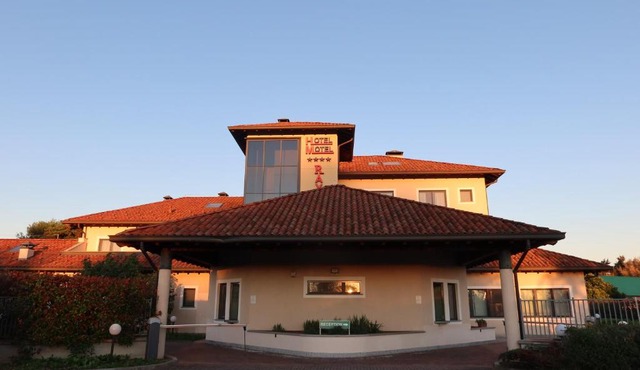 Raya Hotel