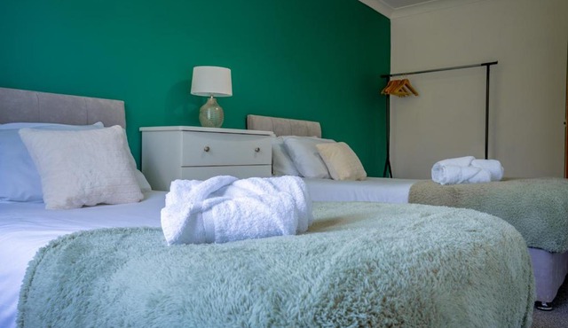 Raymond James Accommodation, sleeps up to 7, free parking, full amenities and garden