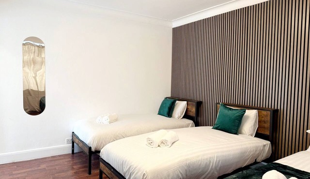 RE-1st Floor Quad Room in Wembley!