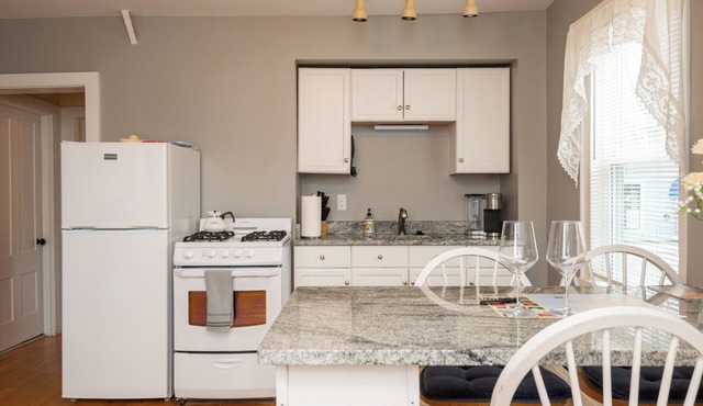 Re-listed: Adorable Condo Beverly - Salem - Halloween