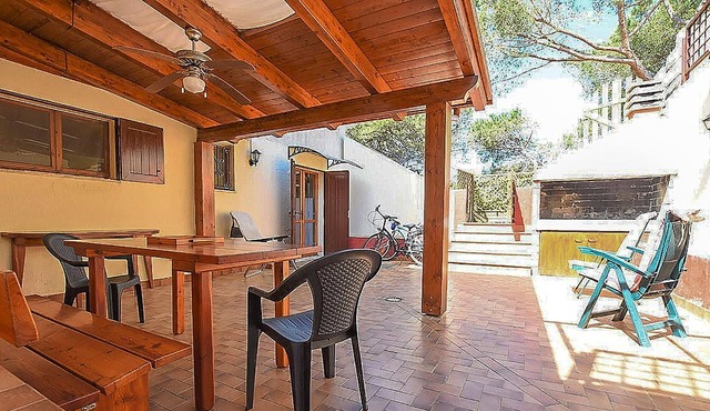 Reach from this practical apartment, after only a few meters, the sandy beach of Platamona.