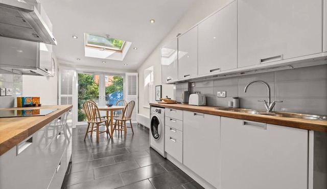 Reading Station - Modern Home w Garden Sleeps 6
