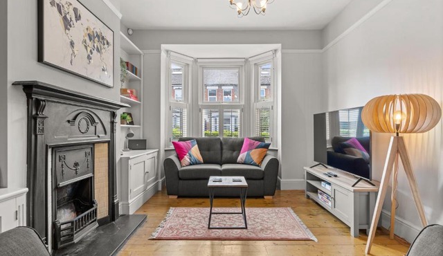 Reading Station - Modern Home with its own Garden Sleeps 6