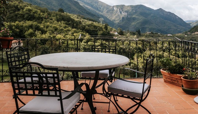 Ready to experience Italy in close proximity, sea, lakes and rivers?
