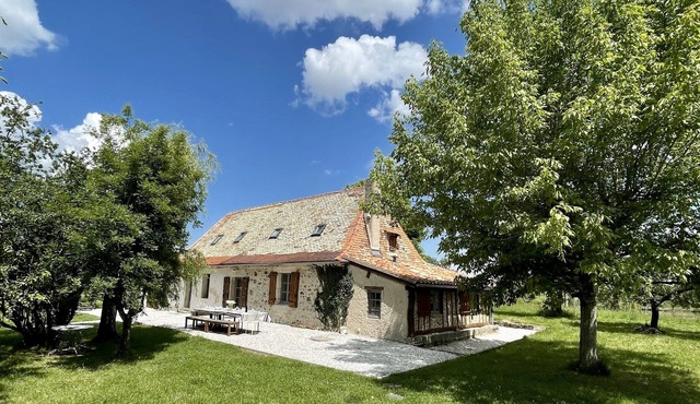 Real holidays in green Périgord with swimming pool!